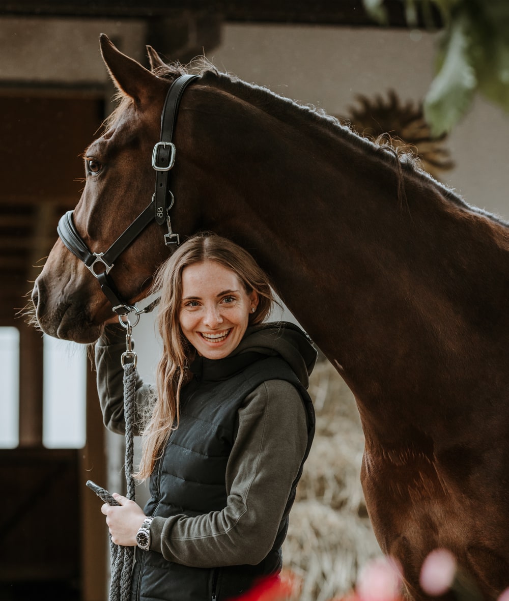 Celina-Bodstangen-Dressage-Dressurreiterin-Turnierreiterin-Leistungssportlerin-Dressur-Pferd-München-Bayern-3-min pferdeausbildung-celina-bodstangen-min